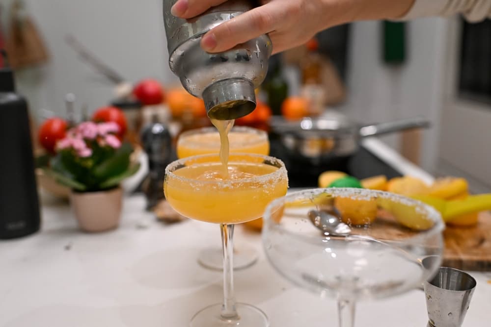 drink-preparation-on-mobile-bar